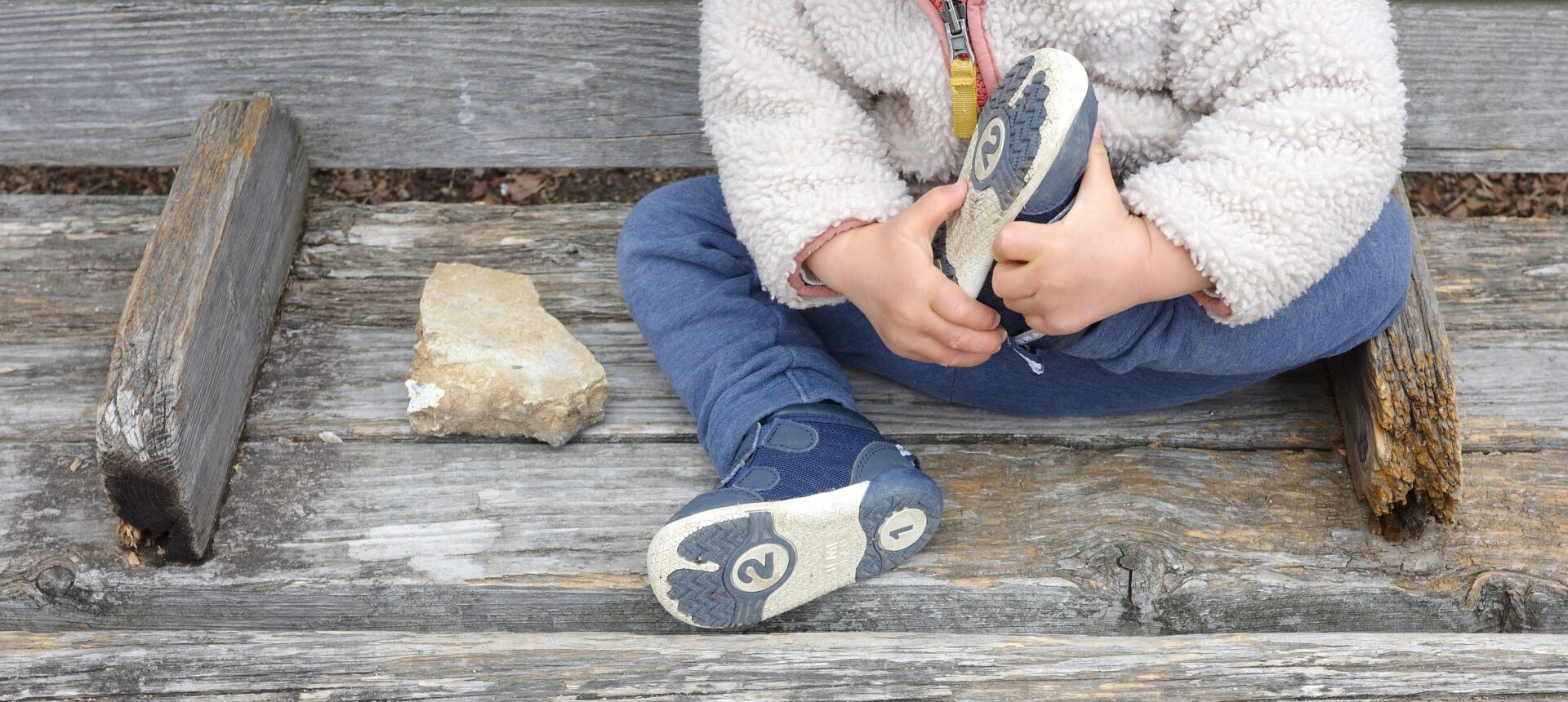 靴を履くこども