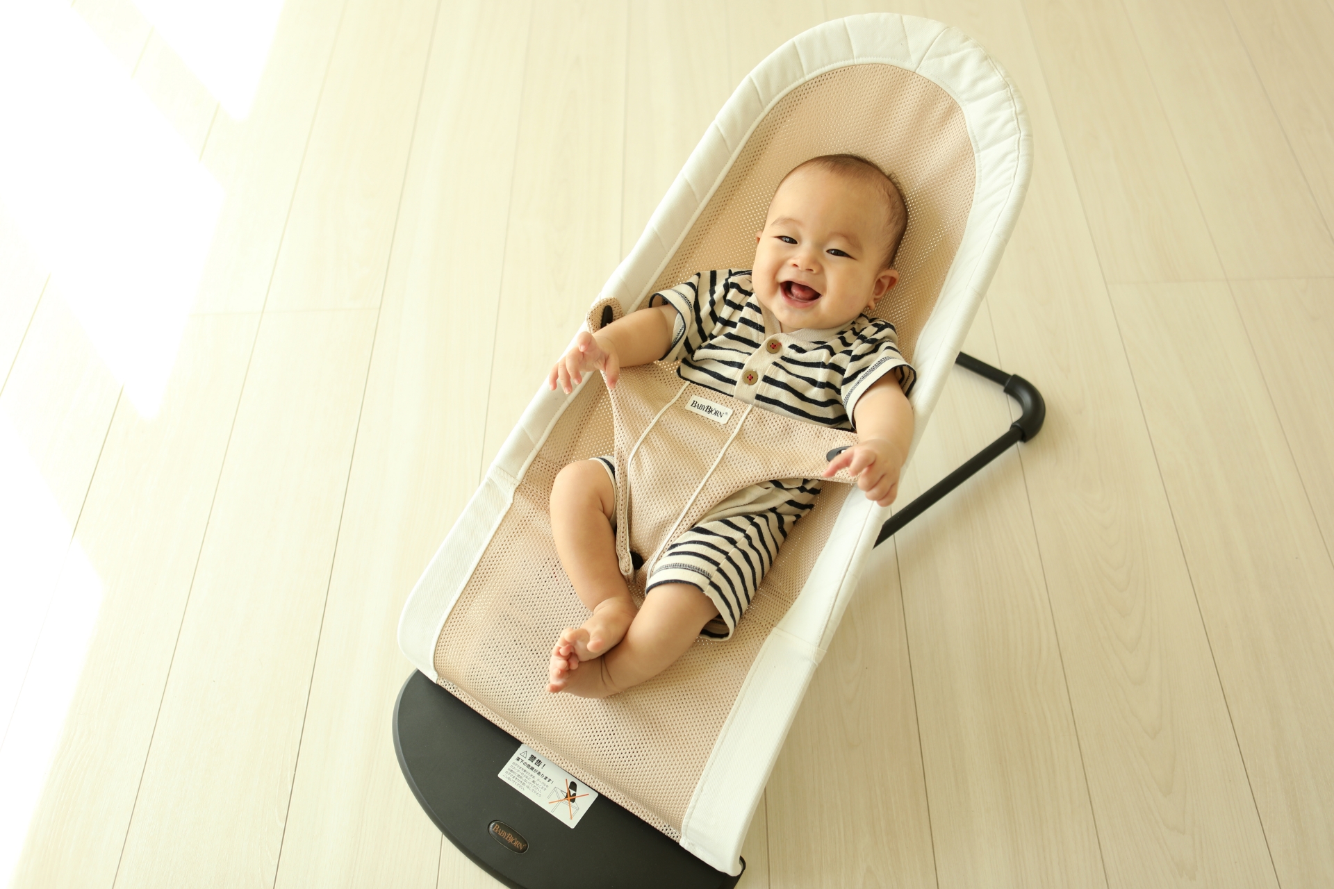 バウンサーに乗った赤ちゃん